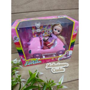 Lalka Lorlian w różowym autku
